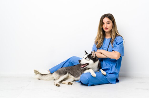 Mujer joven con perro