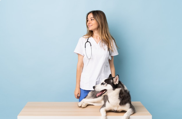 Mujer joven con perro