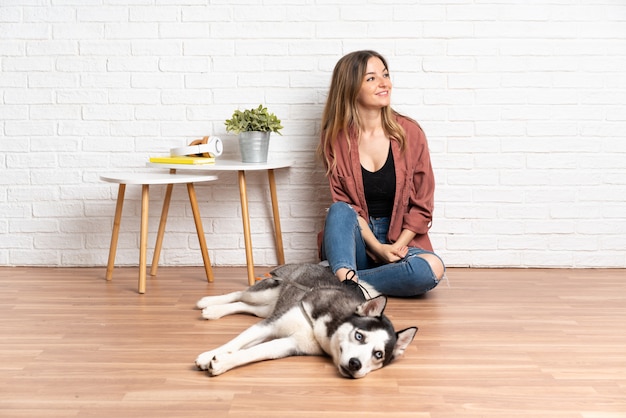 Mujer joven con perro