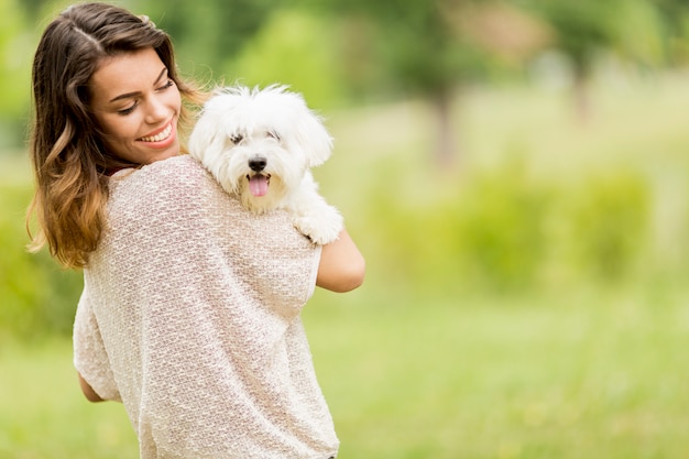 Mujer joven con un perro