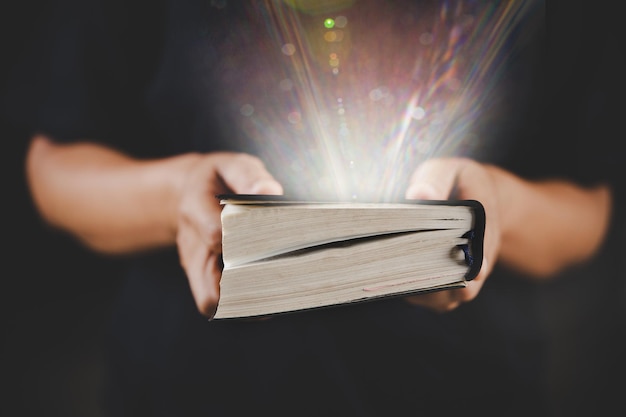 Foto mujer joven persona mano sosteniendo la sagrada biblia con estudio en casa mujer adulta cristiana leyendo libro en la iglesia chica aprendiendo religión espiritualidad con orar a dios concepto de educación estudiantil fe