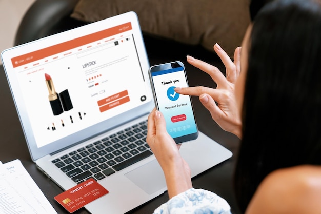 Mujer joven pide o compra un producto en Internet usando una computadora portátil Blithe