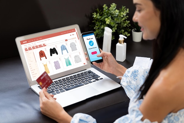 Mujer joven pide o compra un producto en Internet usando una computadora portátil Blithe