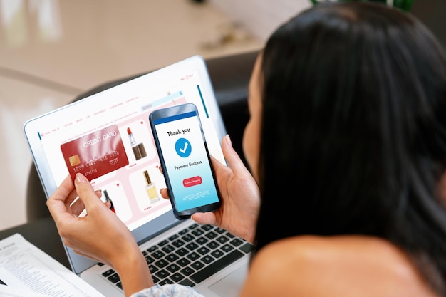 Foto mujer joven pide o compra un producto en internet usando una computadora portátil blithe