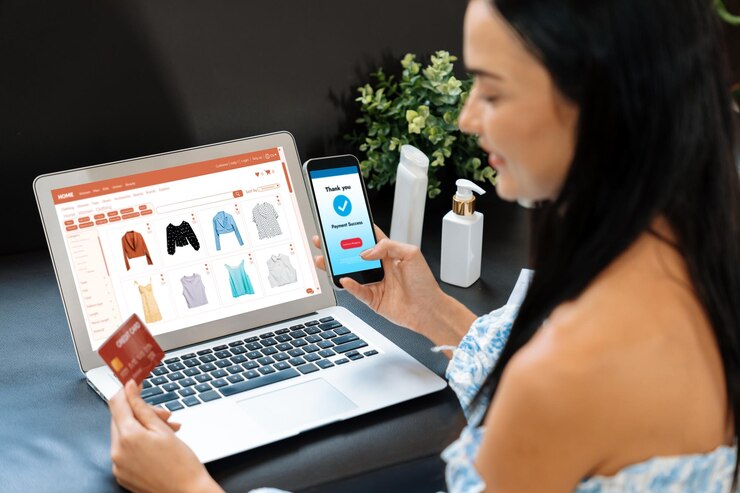 Foto mujer joven pide o compra un producto en internet usando una computadora portátil blithe