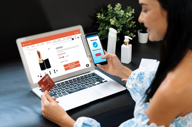 Mujer joven pide o compra un producto en Internet usando una computadora portátil Blithe