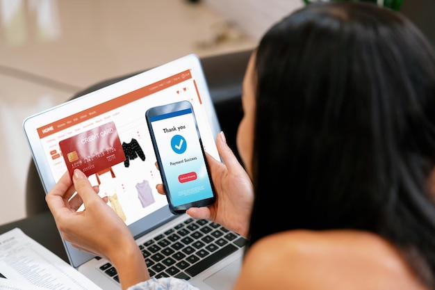 Mujer joven pide o compra un producto en Internet usando una computadora portátil
