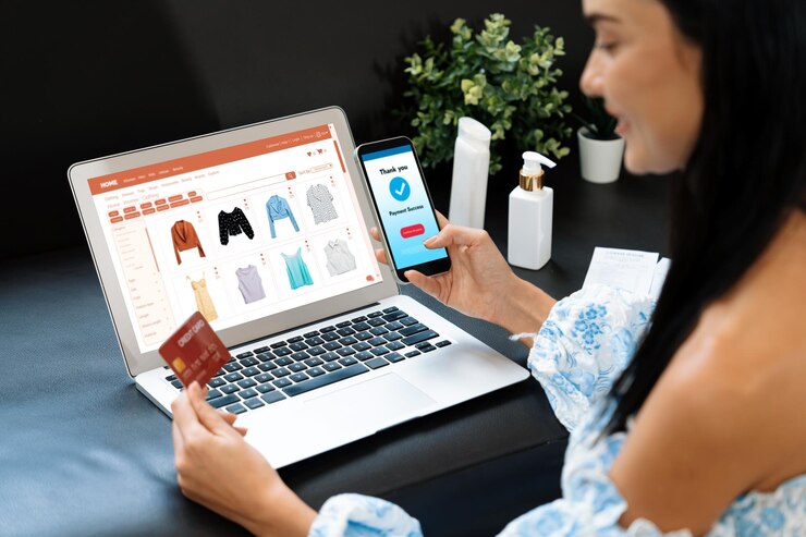 Foto mujer joven pide o compra un producto en internet usando una computadora portátil