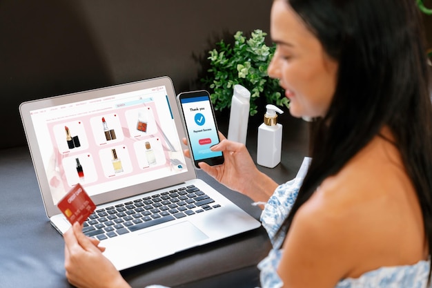 Mujer joven pide o compra un producto en Internet usando una computadora portátil