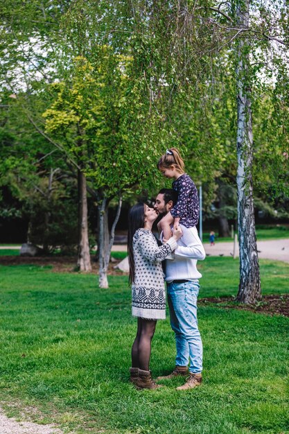 Foto mujer joven de pie en el campo