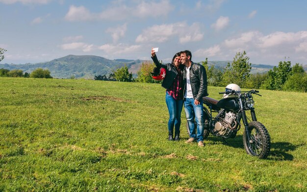 Foto mujer joven de pie en el campo