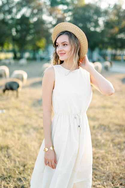 Foto mujer joven de pie en el campo