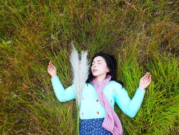 Mujer joven de pie en el campo