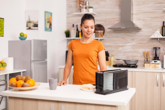 Foto mujer joven de pie en casa