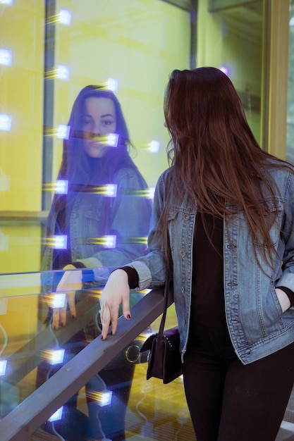 Foto mujer joven de pie en la ciudad