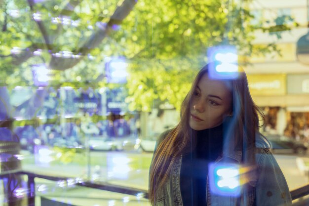 Foto mujer joven de pie en la ciudad