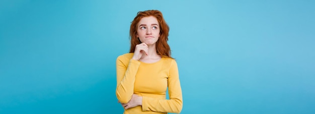 Foto mujer joven de pie contra un fondo azul