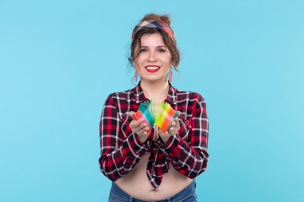 Foto mujer joven de pie contra un fondo azul