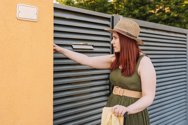 Foto mujer joven de pie contra la pared