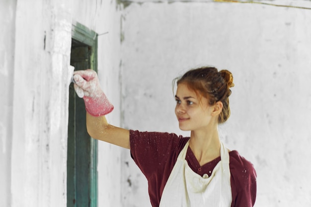 Mujer joven de pie contra la pared