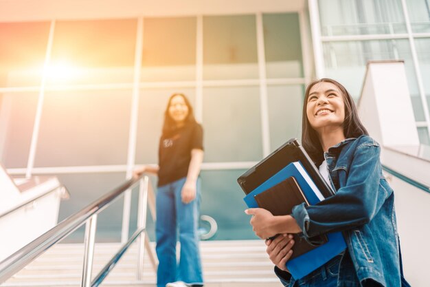 Foto mujer joven de pie en la escalera