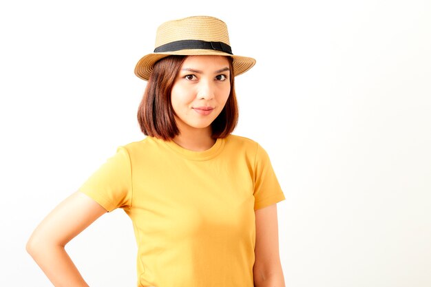 Mujer joven de pie sobre blanco