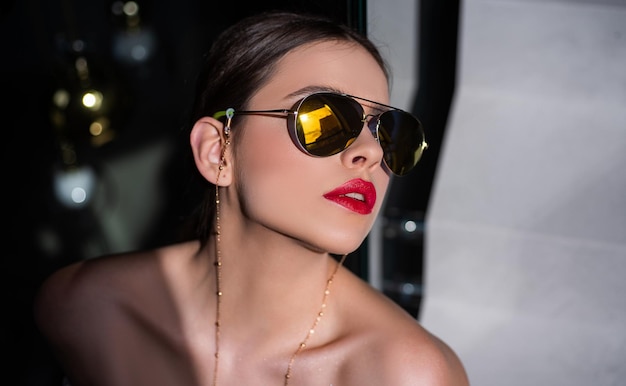 Mujer joven con piel limpia y fresca retrato sensual de mujer joven elegante en gafas de sol al aire libre bea