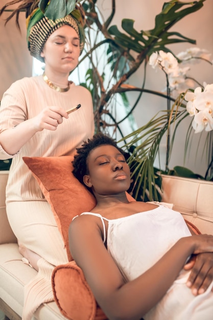 Mujer joven de piel oscura con una sesión de bionergia