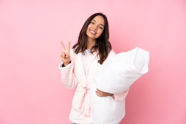 Mujer joven en pijama