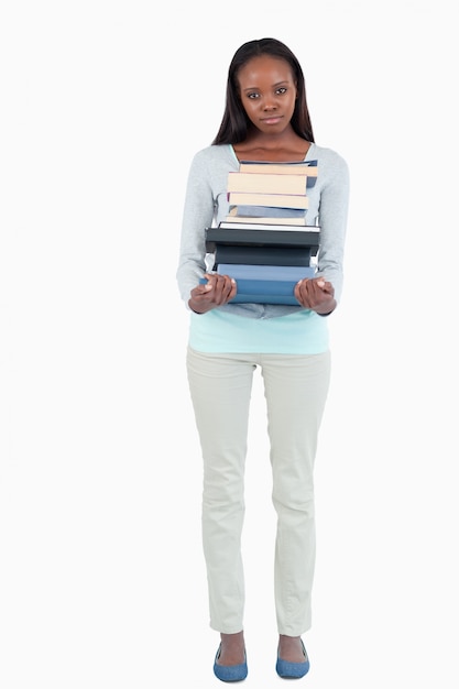 Mujer joven con una pila de libros