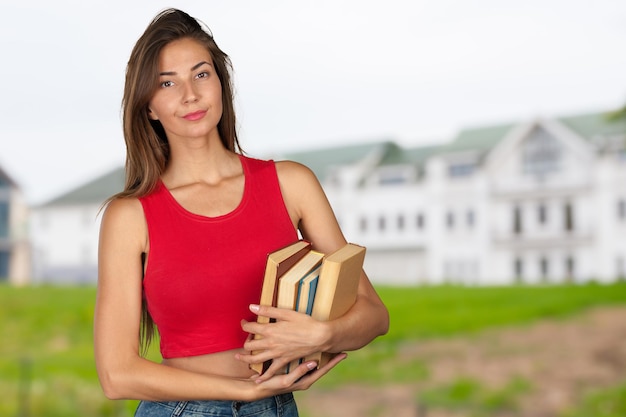 Mujer joven con una pila de libros