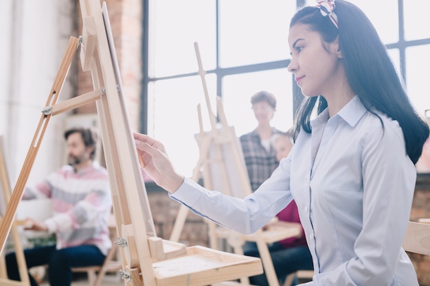 Mujer joven, pintura, en, arte, estudio