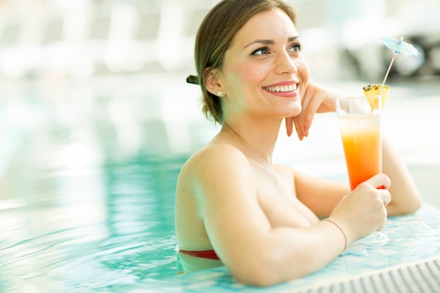 Mujer joven en la piscina