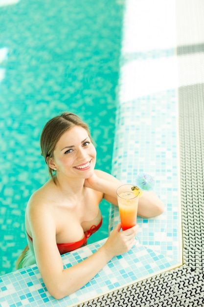 Mujer joven en la piscina