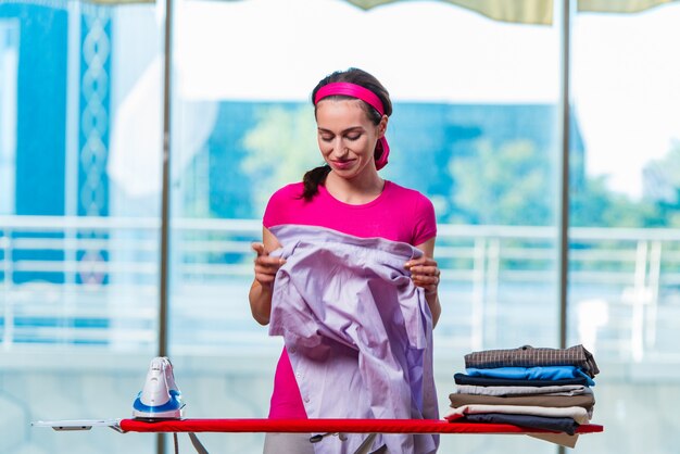 Mujer joven planchando ropa a bordo