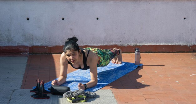 mujer joven planchando en verano