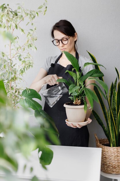 Mujer joven con una planta en maceta