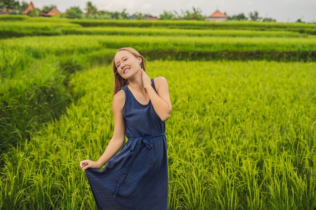 Mujer joven en la plantación de campo de arroz en cascada verde. Bali, Indonesia.