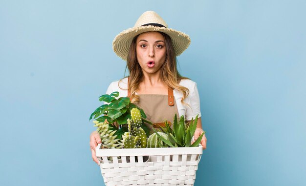 mujer joven, con, plantas, jardinería