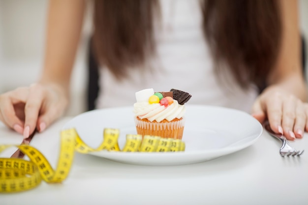 Mujer joven con plato de dulces