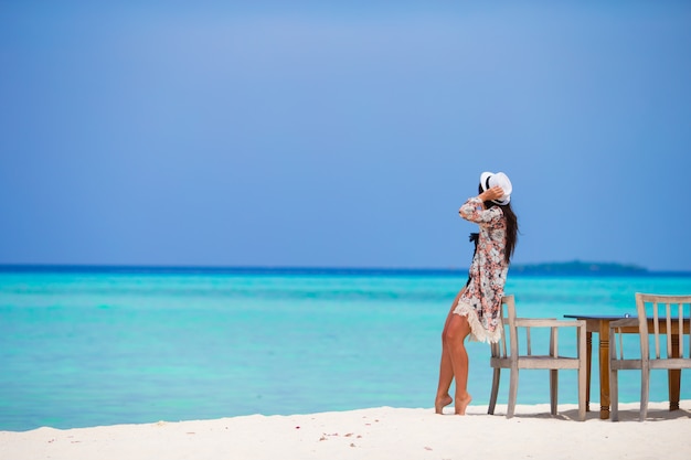 Mujer joven en la playa durante sus vacaciones de verano