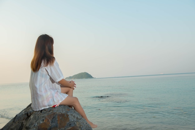 Mujer joven, en la playa, triste, concepto