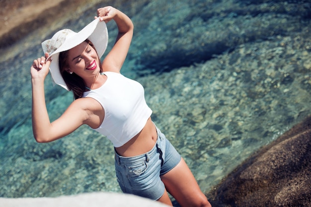 Mujer joven en la playa en verano