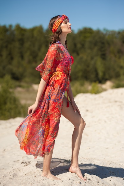 Mujer joven, en la playa