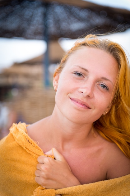 Mujer joven en la playa