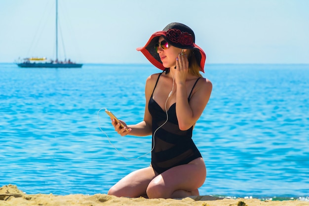 Mujer joven en una playa