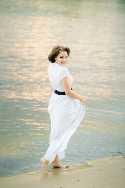 Mujer joven, en la playa