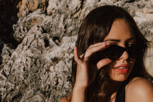 mujer joven en la playa