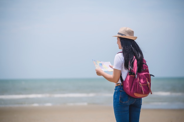 Mujer joven, en la playa