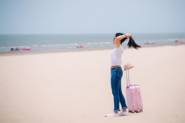 Mujer joven, en la playa